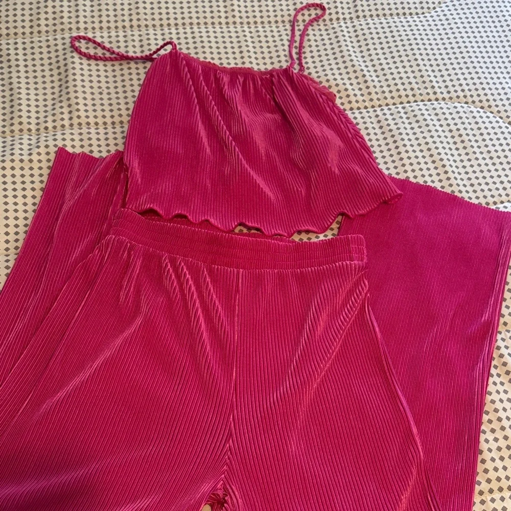 Pink Pleated Set of Crop Top and Pants - Picture 6 of 9